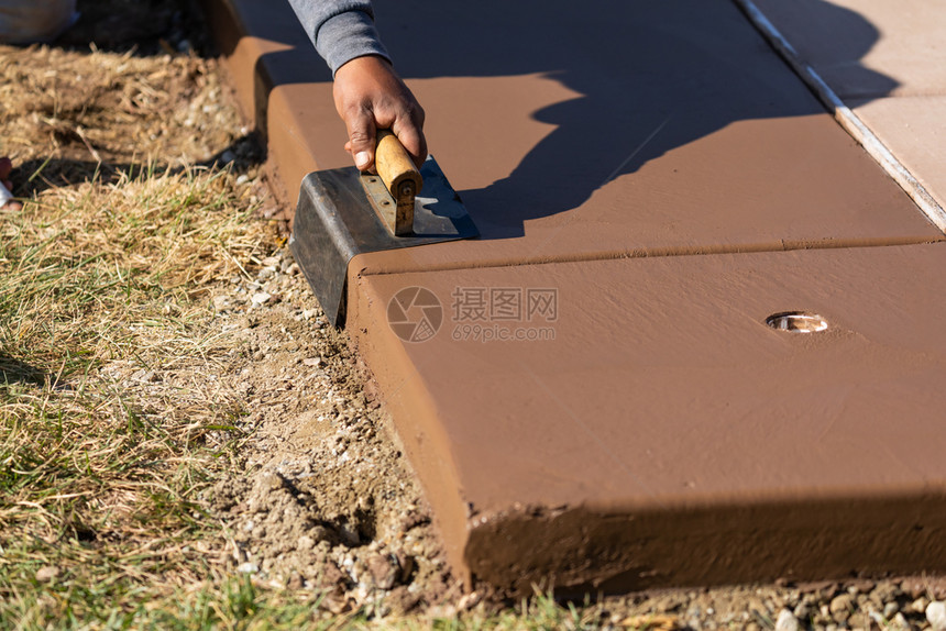 建筑工人用防水具平滑湿泥图片