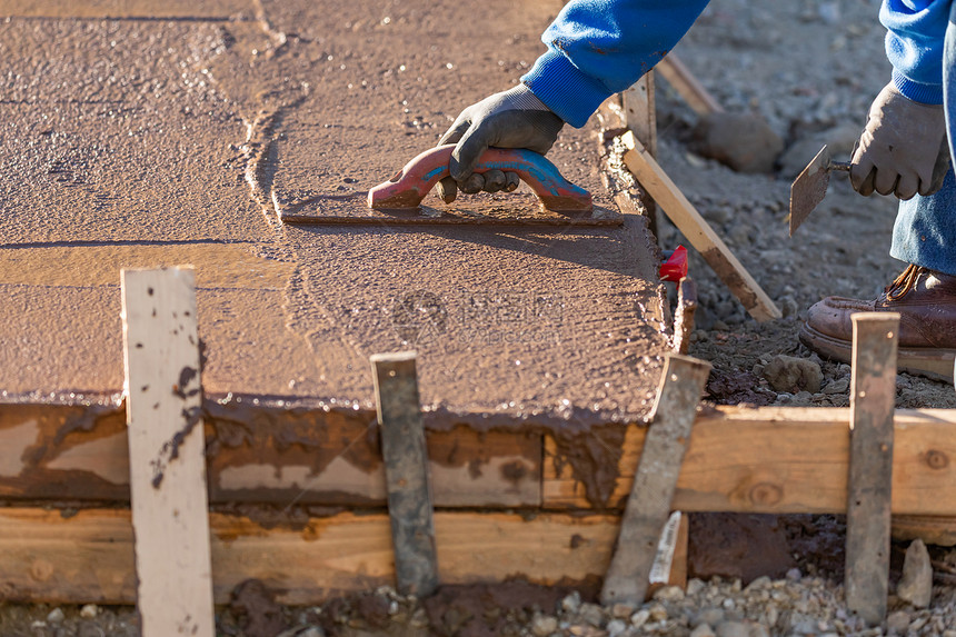 建筑工人用粗土具平滑湿水泥图片