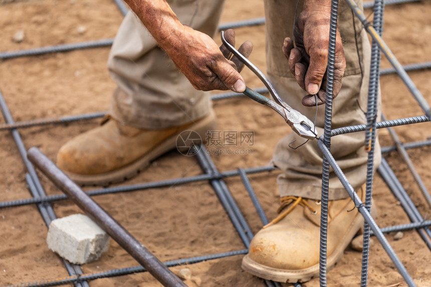 在建筑工地用铁丝钳切割器工具安装钢丝隔板图片