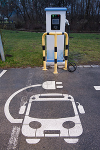 插头标志电动车辆充站在停场的标志背景