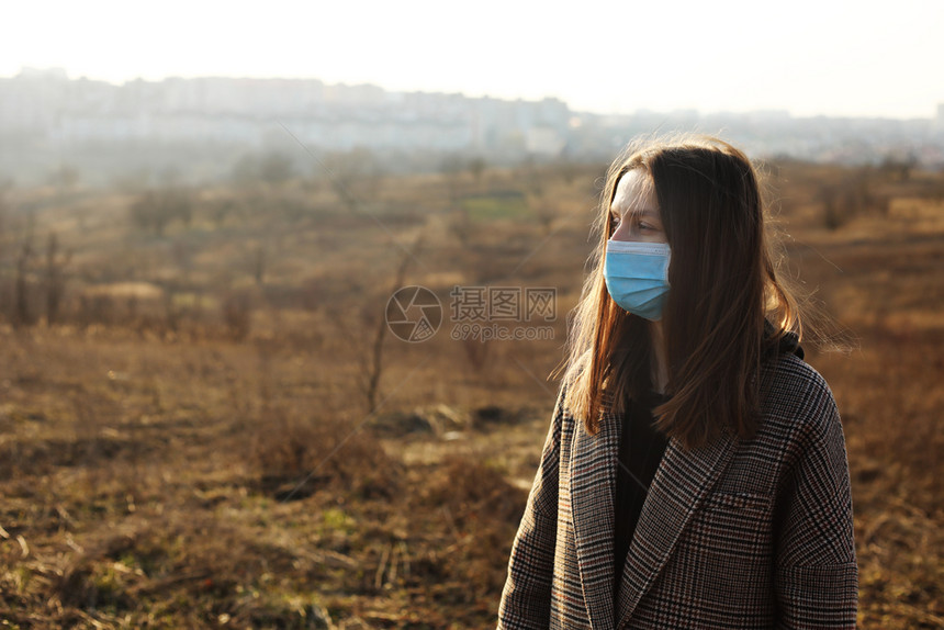 保护年轻女免受室外冠状的侵扰图片