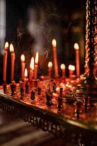 在正统教堂的长灯蜡烛小组背景选择焦点正统教堂的长灯蜡烛小组选择焦点背景图片