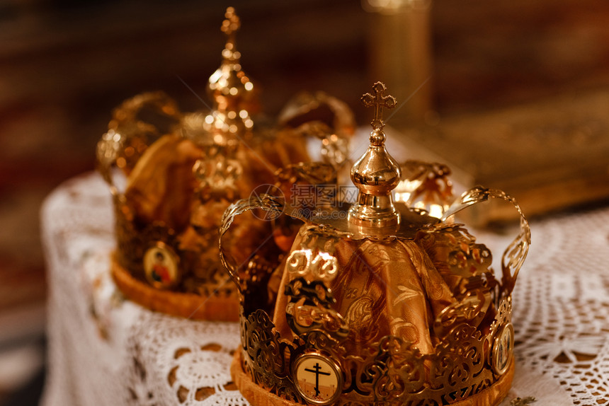 婚礼金冠在教堂的桌子上婚礼王冠在教堂准备结婚仪式礼的王冠在教堂桌子上婚礼金冠在教堂桌子上婚礼王冠在教堂结婚仪式上礼的王冠准备结婚图片
