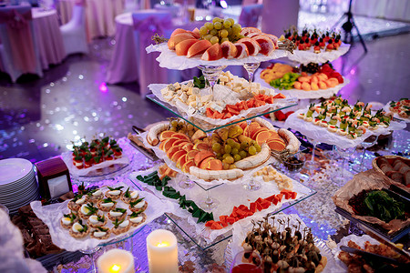 盛装有蔬菜奶酪水果浆腊肠海鲜肉和婚礼装饰品的一大批有吸引力的甘蔗其中包括蔬菜肉和婚礼装饰品背景图片