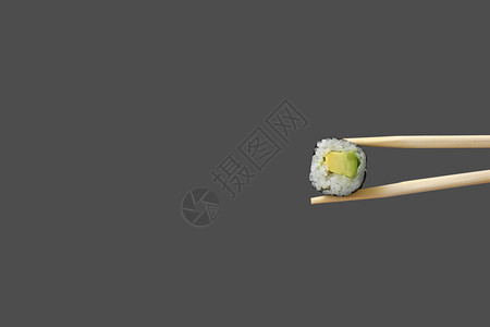 新鲜素食者马基寿司卷配有灰色背景的木棍子复制空间图片