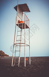非洲雾岛角渡鸟轮中的救生塔椅子图片