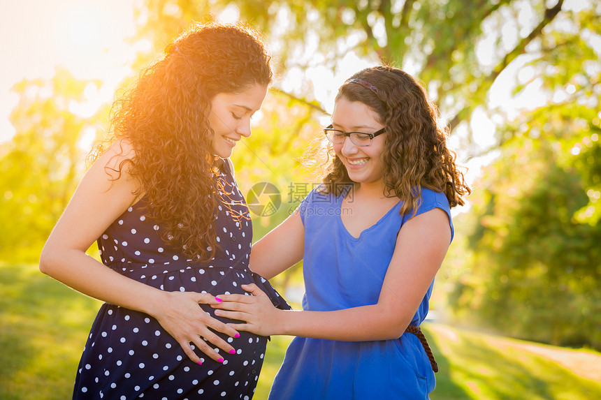 孕期母亲和女儿有肚子的感觉图片