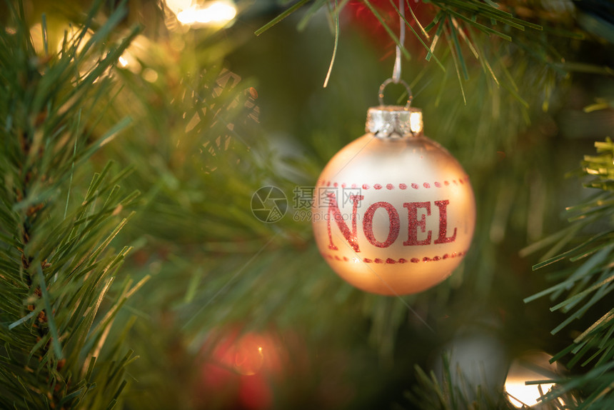 诺埃尔写在圣诞装饰上挂在树图片