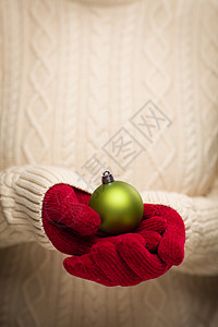 妇女穿着季节红色手套佩戴绿圣诞装饰品图片