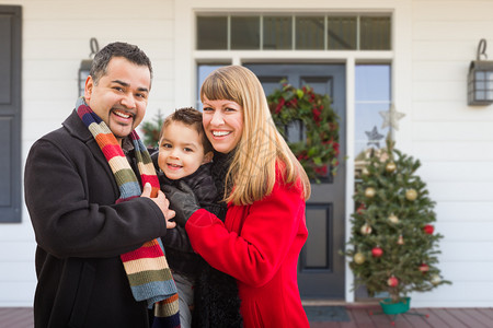 圣诞节一家三口站在屋前快乐合影图片