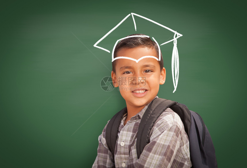 背着包的黑人板前带着毕业帽头顶上用粉笔画着图片