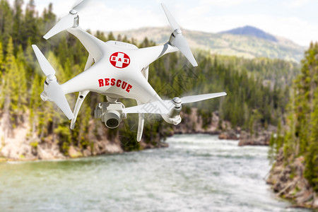 无人驾驶飞机在荒野的河流上空飞行图片