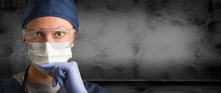 身戴护目镜外科手套和面罩的女医生或护士图片
