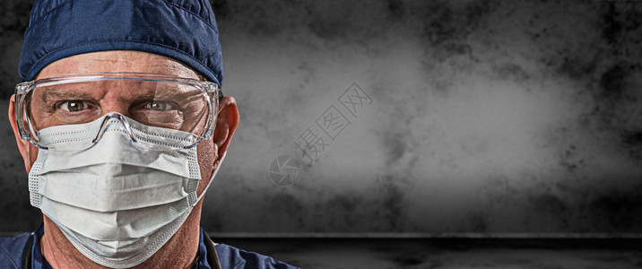 男医生或护士戴目镜和面罩图片