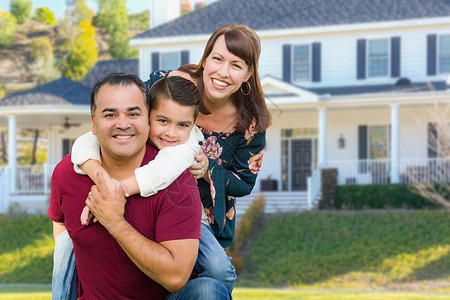 幸福的混血种族家庭肖像在他们家门口图片