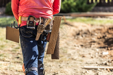 水泥建筑工人带具有各种腰和工具图片
