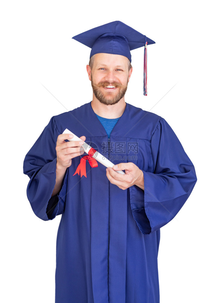 穿着帽子和礼服的快乐毕业男子文凭以白脱图片