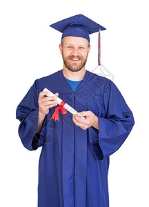 穿着帽子和礼服的快乐毕业男子文凭以白脱图片