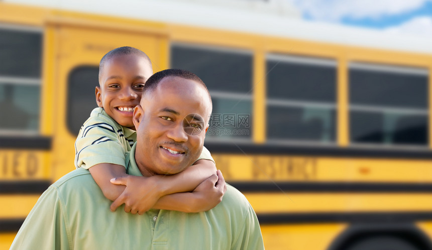 非裔美国人和小孩在校车附近搭便图片