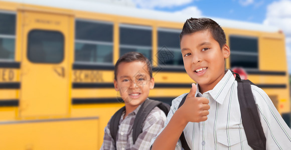 等校车男孩在校车附近行走的年轻黑人男孩背景