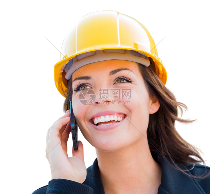 身戴硬帽的女承包商使用在白色上隔离的手机图片