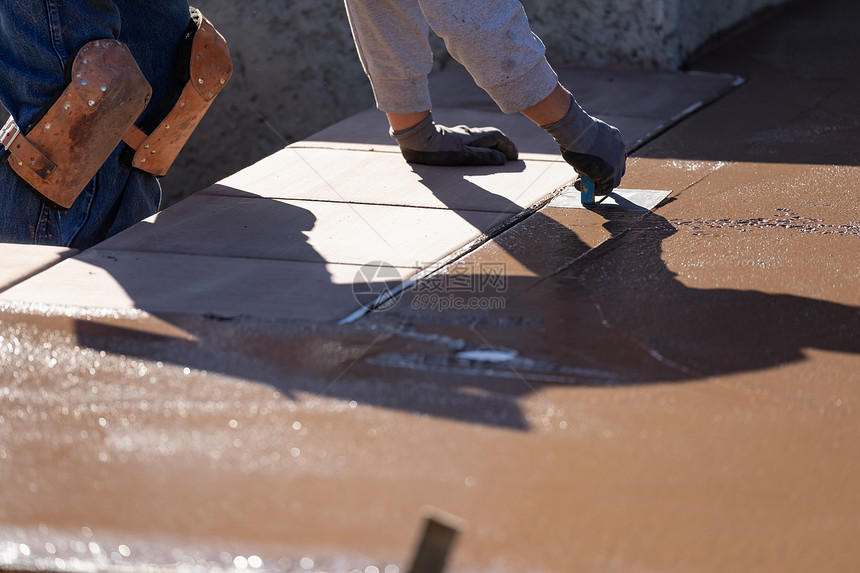 建筑工人用手边具平滑湿水泥图片