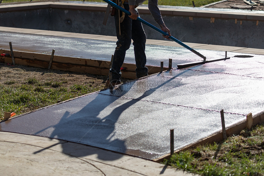 建筑工人用粗土具平滑湿水泥图片