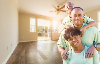 幸福的非洲年轻家庭在空房里图片