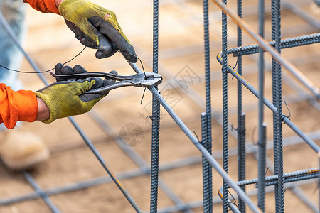 在建筑工地用铁丝钳切割器工具安装钢丝隔板背景图片