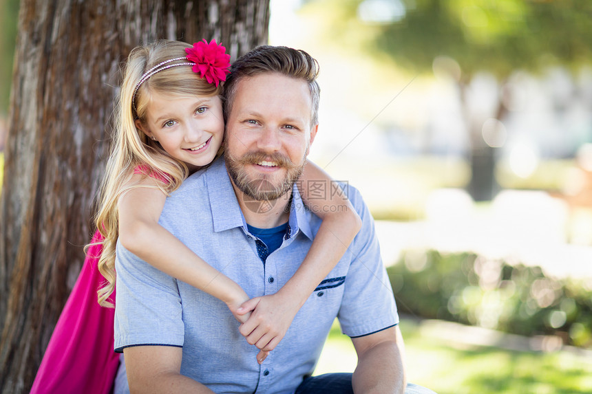 父亲和女儿在大树前开心合影图片