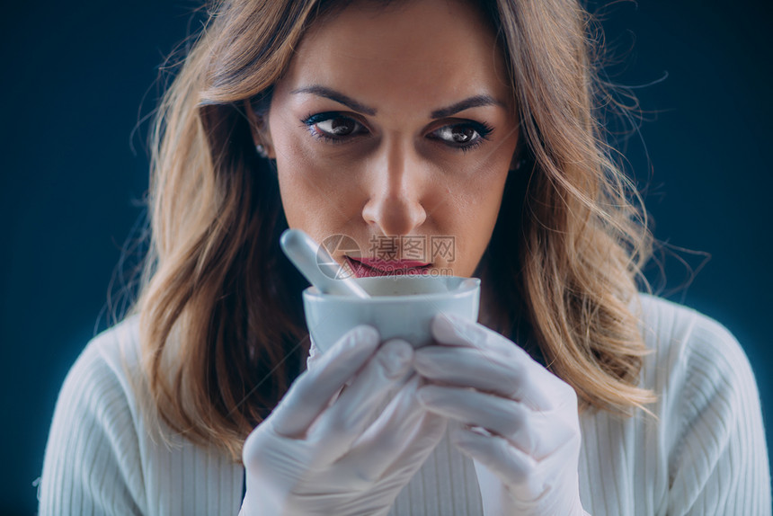 女子检测自制化妆品的香味图片