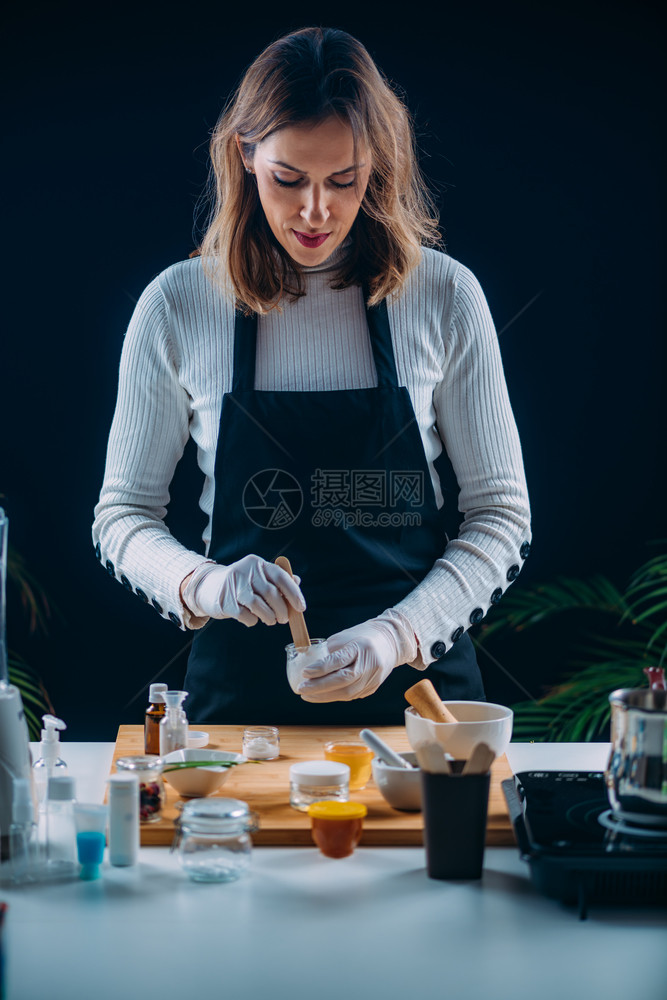 妇女自制奶油行天然化妆奶油图片