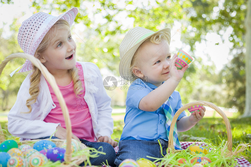 女孩和弟弟在公园玩玩具图片