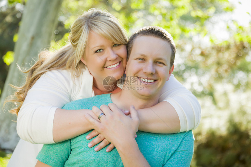 妻子在公园里拥抱丈夫图片