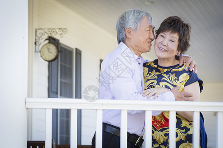 老年夫妇在阳台上幸福的亲吻图片