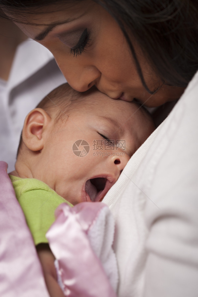 新生儿躺在妈妈怀里打哈欠图片