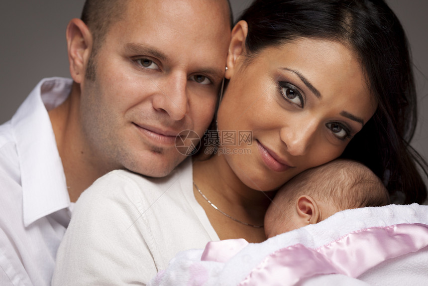 年轻有吸引力的混合种族家庭新生婴儿图片