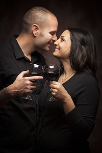 快乐的夫妇开心的喝酒图片