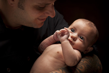 父亲和新生婴儿特写镜头图片