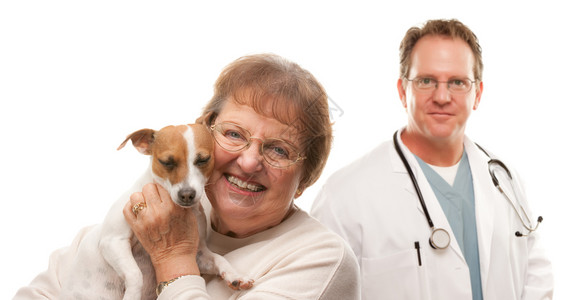 快乐的老年妇女带着她的狗和男兽医孤立在白色背景图片