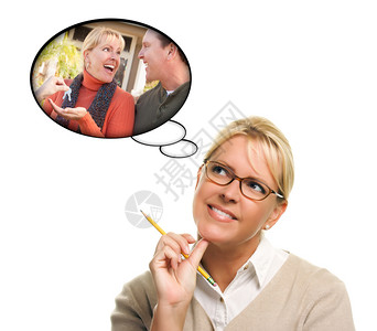 女人想着自己和丈夫的气泡得到新家的钥匙在白色背景下被孤立图片