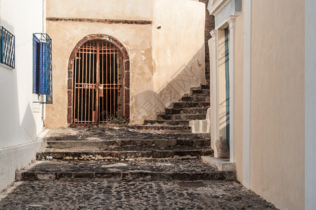 古代可塑石路和在圣塔里尼裂缝中建筑的阶梯图片