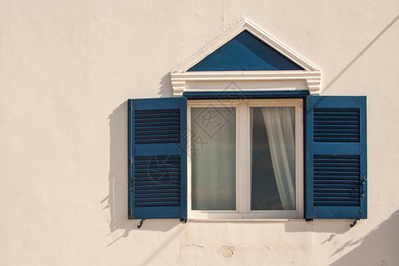 房屋墙和窗户的抽象面孔和塞塔里尼裂缝岛上的百叶窗背景图片