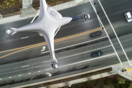 无人驾驶飞机在公路上空飞行图片