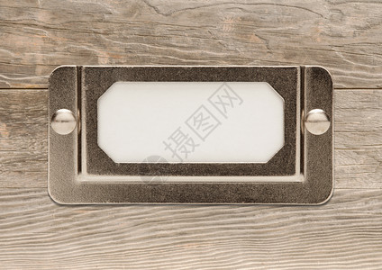 木头上的空白金属文件柜标签框准备接收您自己的留言背景图片