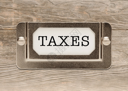 木材背景的金属文件标签框架征税背景图片