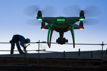 无人机在上空拍摄工人在工作的画面背景图片