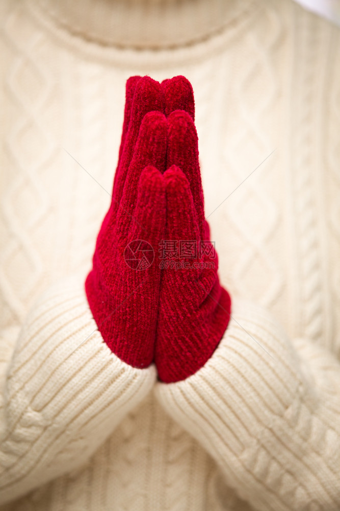 穿着红色手套的女士双祈祷图片