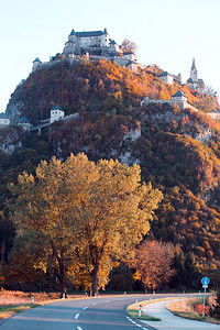 霍奇斯特维茨2019年在山顶上看到著名的中世纪城堡背景