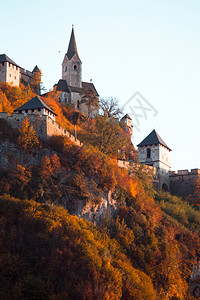 2019年在山顶上看到著名的中世纪城堡高清图片